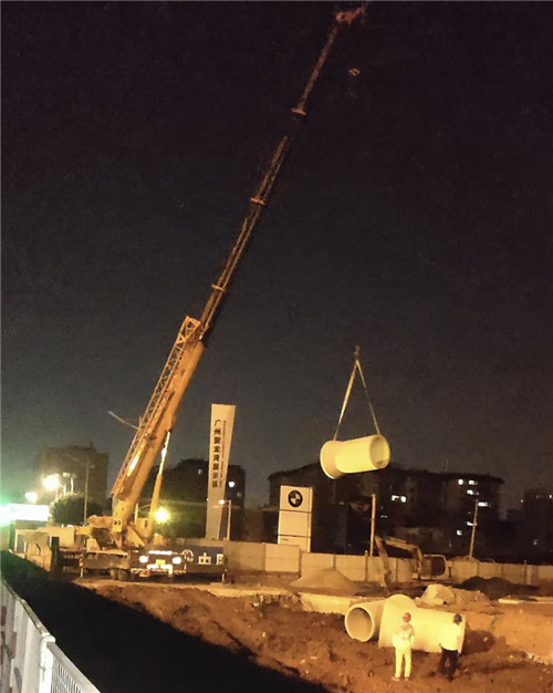 蓝山县“弯臂矫正”—— 吊车的 “形变补偿” 技术