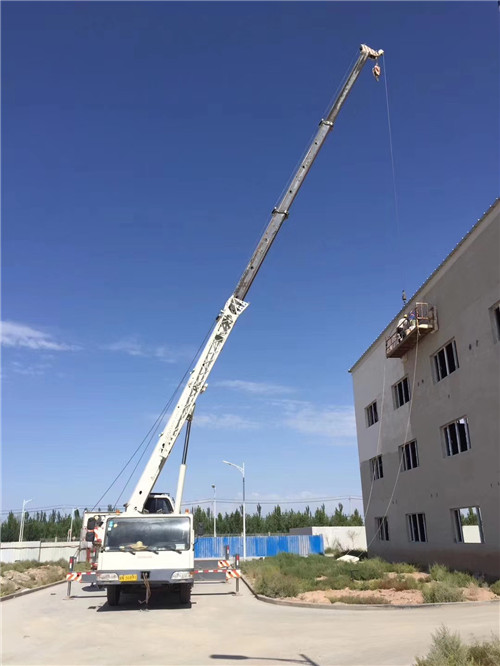 蓝山县“轻装强干”—— 吊车的 “轻量化臂架” 技术